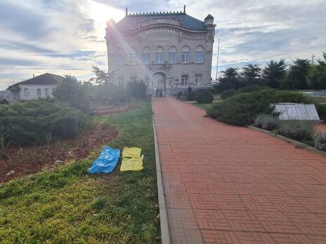 34-річна жителька Вільшани розірвала прапор України й викинула його на землю, зазначили в поліції Харківської області