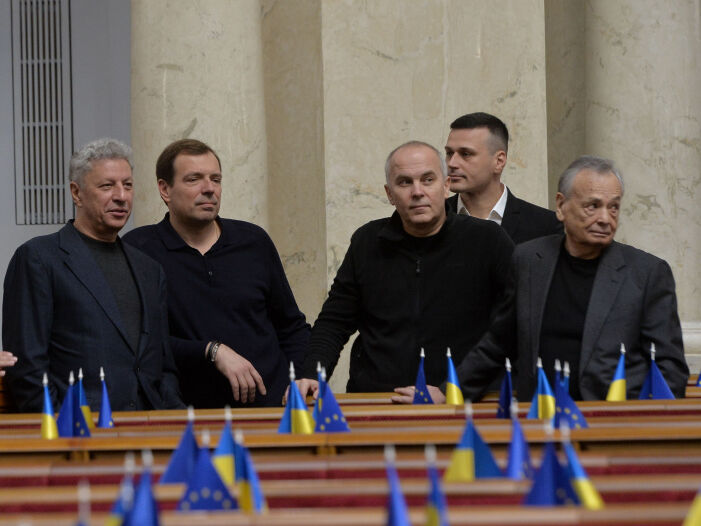 Зеленский попросил Стефанчука рассмотреть варианты лишения депутатов, избранных от ОПЗЖ, мандатов 