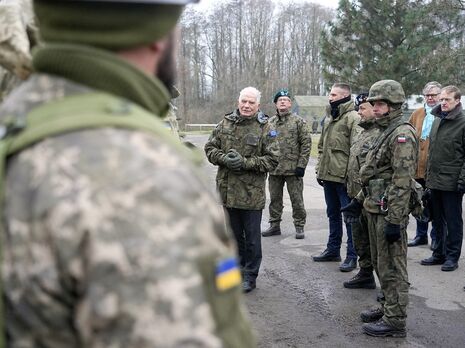 Боррель пообщался с военными из Украины в Польше