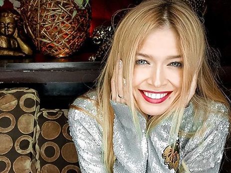 Брежнева обнародовала фото в купальнике на шнуровке