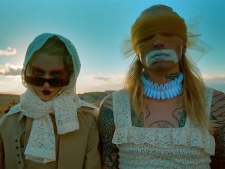  Новую коллекцию бренда Stella McCartney представили модели в образах кукол и клоунов. Видео