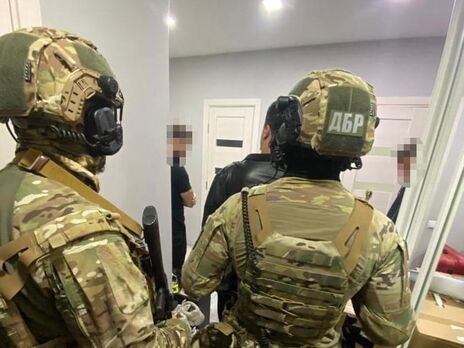 ДБР провело обшуки у двох департаментах адміністрації Кличка. Справа стосується договору на будівництво спортмайданчика, підписаного у 2015 році