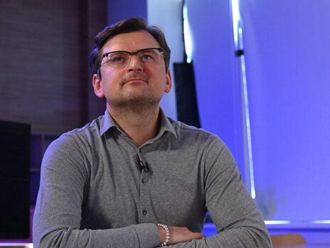 Кулеба прокомментировал снимок, на котором запечатлен 30-летним на пляже с длинными волосами и сигарой во рту. Фото