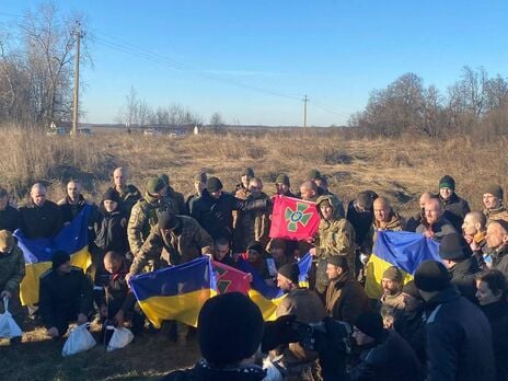 Новий обмін полоненими: в Україну повернулося 60 людей. Фото