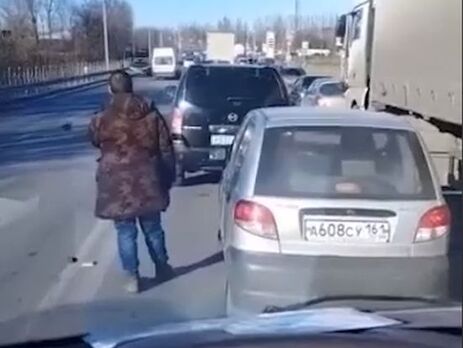 ЗМІ повідомили, що в російському Новошахтинську перекрили дороги через чоловіка з кулеметом, він може бути дезертиром. Відео