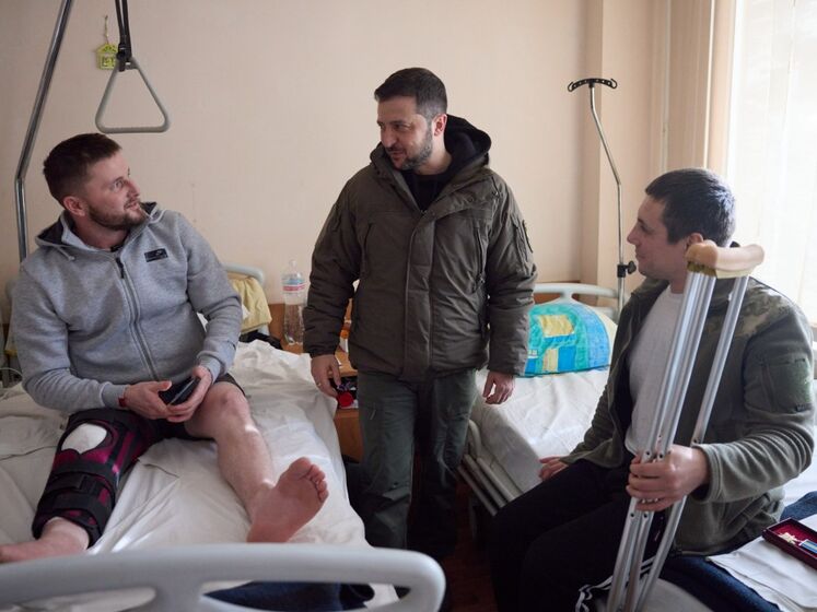 Зеленский посетил раненых военных в Харьковской области