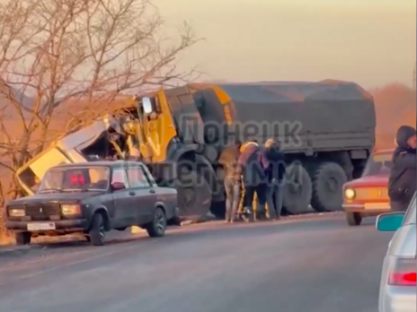 В оккупированной части Донецкой области российский грузовик раздавил маршрутку. Погибло 16 человек – СМИ