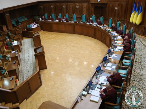 Троє суддів Конституційного Суду України пішли у відставку
