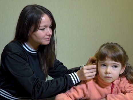 Фонд Ріната Ахметова передав слухові апарати шестирічній Мар'яні з Нікополя