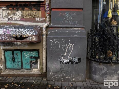 Рисунок Бэнкси в Киеве с изображением ракетной установки закрыли стеклянной рамкой. Фото