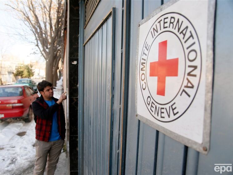 "Просят сигареты, носки и сладости". В Красном Кресте заявили, что смогли попасть в места содержания украинских пленных