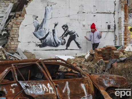 Полиция взяла под охрану рисунки, которые Бэнкси оставил на стенах и ограждениях в Киеве и области