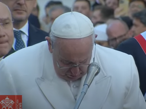 Папа римский заплакал во время молитвы о мире в Украине. Видео
