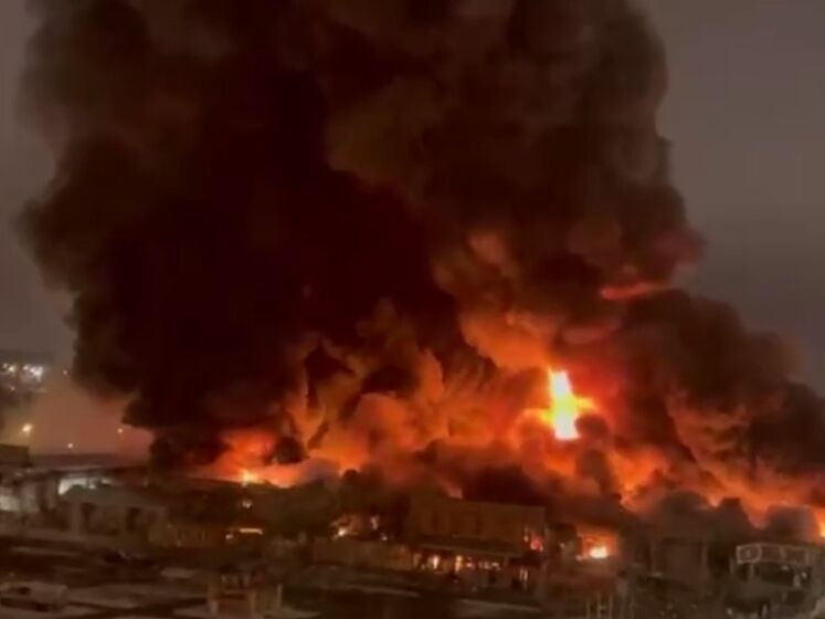 В подмосковном ТЦ вспыхнул масштабный пожар со взрывами. Видео