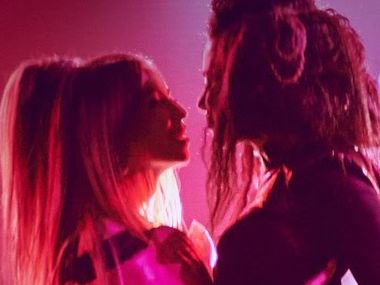 Опубликовано видео поцелуя Каменских и Дорофеевой на сцене M1 Music Awards 2016. Видео