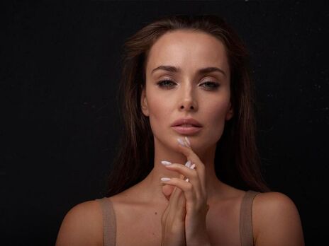 Мишина в черном белье показала свой обязательный утренний ритуал