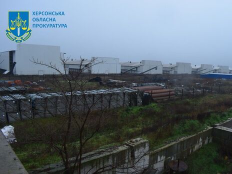 На одной из крупнейших птицефабрик Украины во время оккупации погибло более 4 млн кур, они захоронены в трехметровом котловане. Открыто производство об экоциде