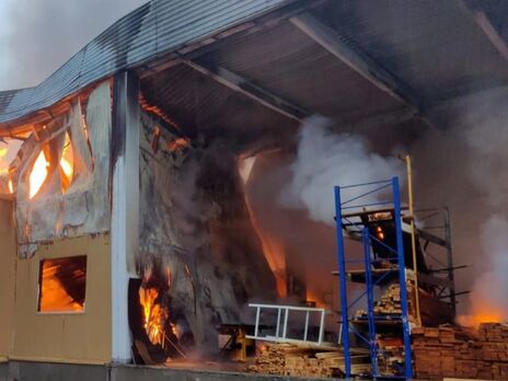 Под Москвой сгорел очередной торговый центр, обрушилась крыша, есть пострадавший