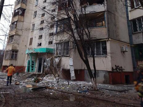 Оккупанты с утра обстреляли Херсон, погибла женщина, еще четверо гражданских ранены – Офис генпрокурора