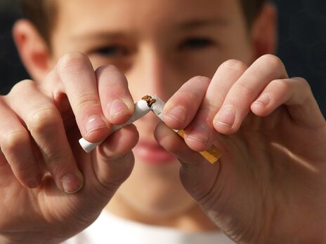 У Новій Зеландії новим поколінням довічно заборонили купувати цигарки