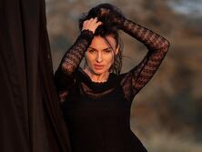 Мейхер перед камерой выставила пятую точку в облегающей юбке