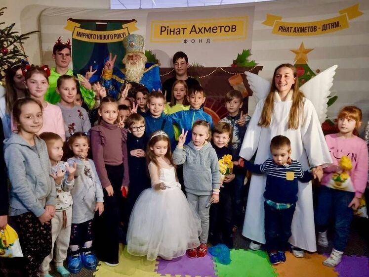 Новорічне свято від Фонду Ріната Ахметова приїхало до дітей-переселенців в Івано-Франківську