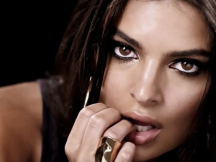 Полуобнаженная Ратаковски снялась для календаря журнала Love. Видео