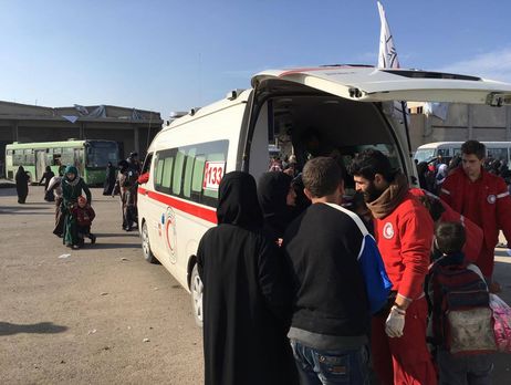 Красный Крест сопровождает эвакуируемых