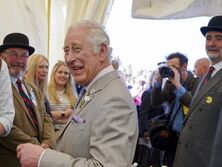 Чарльз III во время публичного мероприятия поднял с пола трость, которую уронила пожилая женщина. Видео