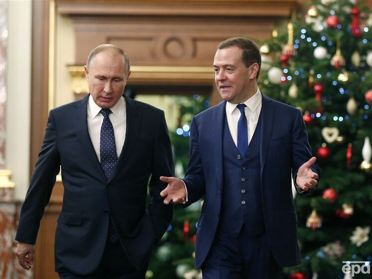 Колишній спічрайтер Путіна Галлямов: Путіну у відрядженнях готують приміщення, де все має бути чікі-пікі, а за Медведєвим тягають набір фетишів: його улюблені картини, вази, рожевих ведмежат
