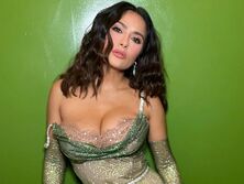 56-летняя Хайек снялась лежащей в ванне. Фото