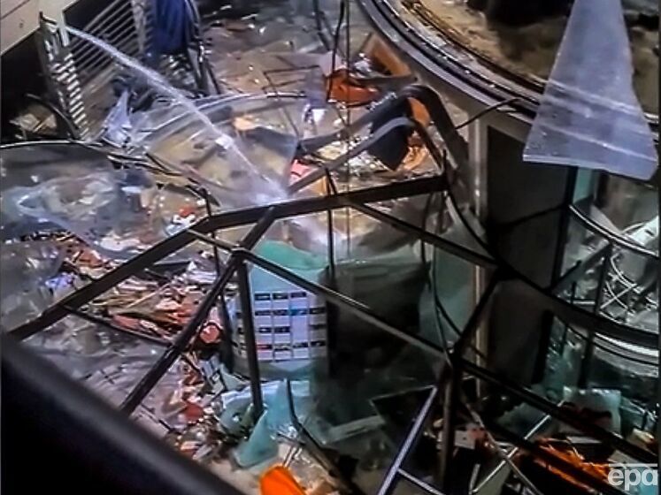 В Берлине разбился гигантский аквариум, погибло до 1500 тропических рыб. Видео