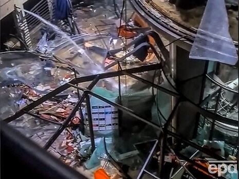 В Берлине разбился гигантский аквариум, погибло до 1500 тропических рыб. Видео