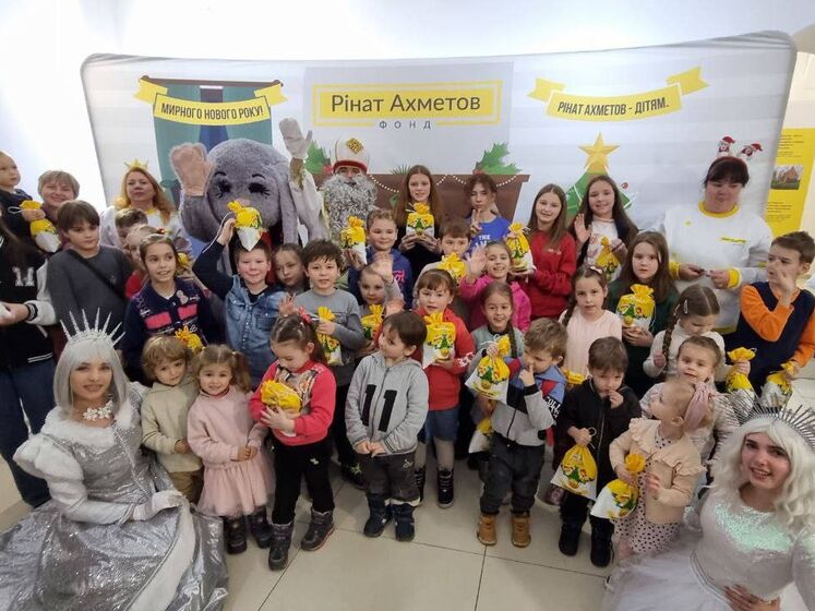 В Черновцах для детей-переселенцев прошло праздничное шоу в рамках акции 
