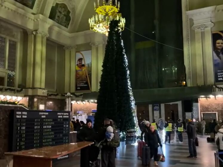 На киевском вокзале установили елку, которая светится от кручения педалей. Видео