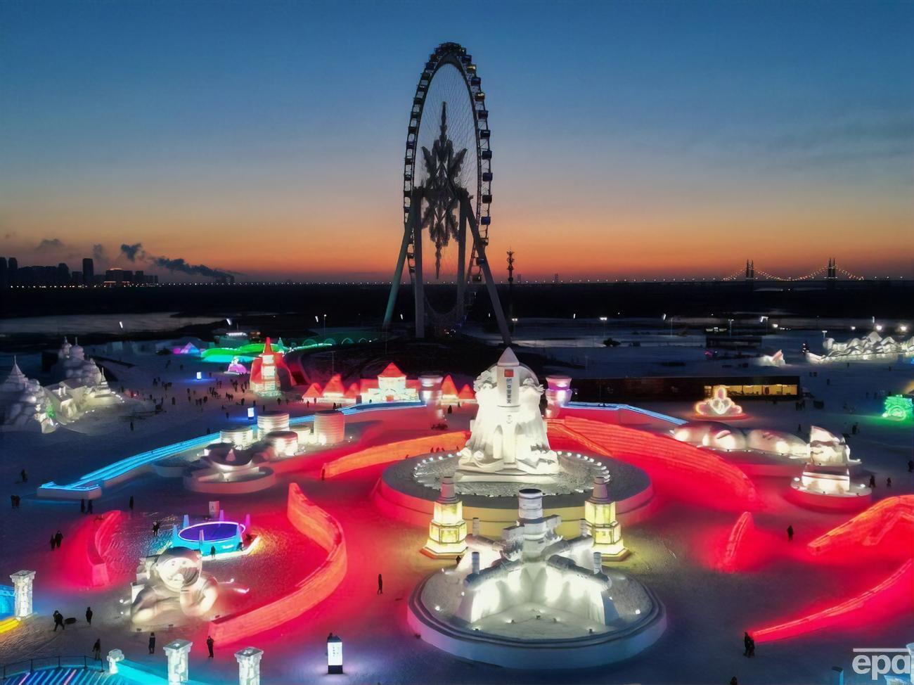 В Китае открылся парк со скульптурами из льда и снега. Фоторепортаж