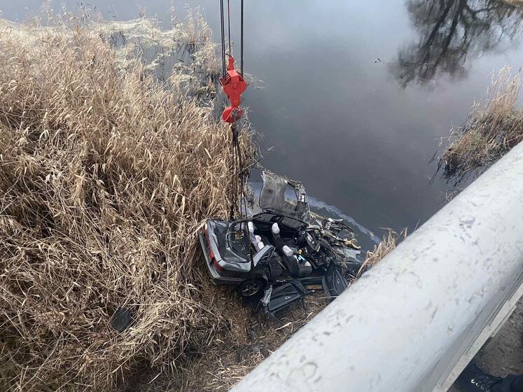 В Николаевской области автомобиль упал в реку, пять человек погибли