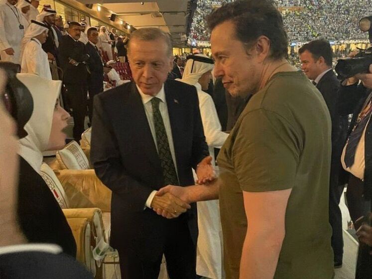 Эрдоган около минуты не отпускал руку Маска во время встречи в финале ЧМ 2022. Видео
