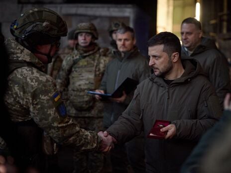 Зеленский приехал в Бахмут и встретился с военными. Фоторепортаж