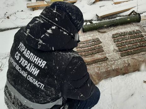 СБУ виявила у прикордонні Чернігівської області арсенали, покинуті окупантами, які тікали. Фото