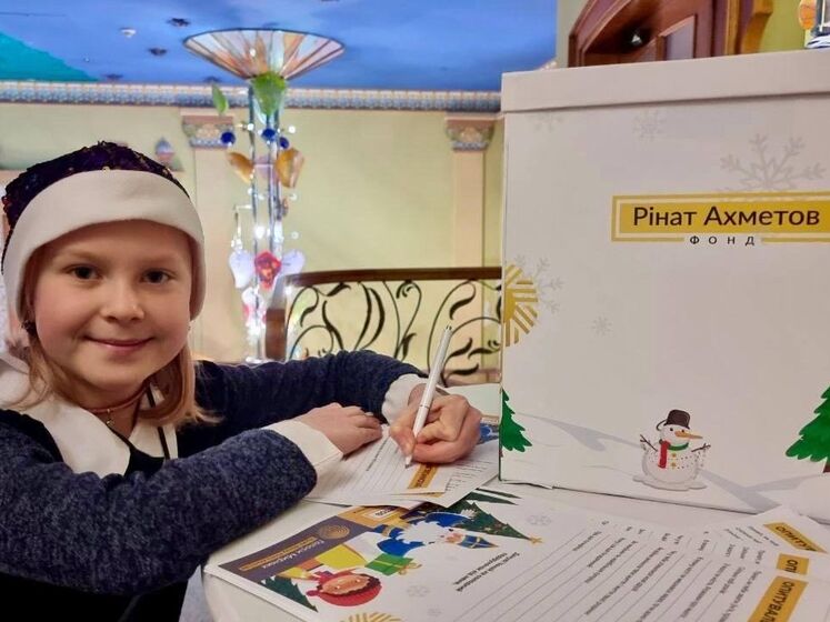 Фонд Рината Ахметова провел для детей-переселенцев из Мариуполя новогодний мастер-класс в Черкассах