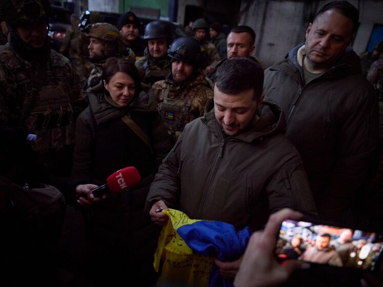 Захисники в Бахмуті дали Зеленському прапор України й попросили передати його 