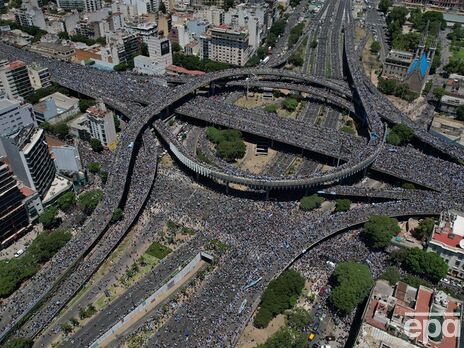 Миллионы людей вышли на улицы Буэнос-Айреса, чтобы отпраздновать победу на чемпионате мира. Фото и видео