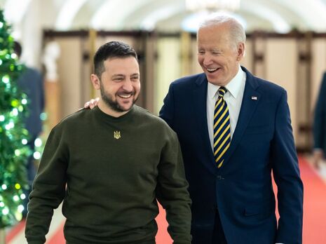 Байден – у краватці жовто-синього кольору, Зеленський – у светрі з тризубом. Президенти США та України зустрілися у Білому домі. Фото