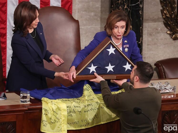 "Символ победы". Зеленский передал Конгрессу боевой флаг Украины из Бахмута, ему подарили флаг США