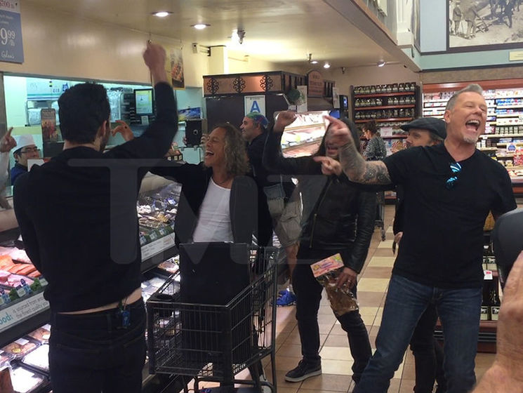 Metallica спела Enter Sandman в супермаркете. Видео