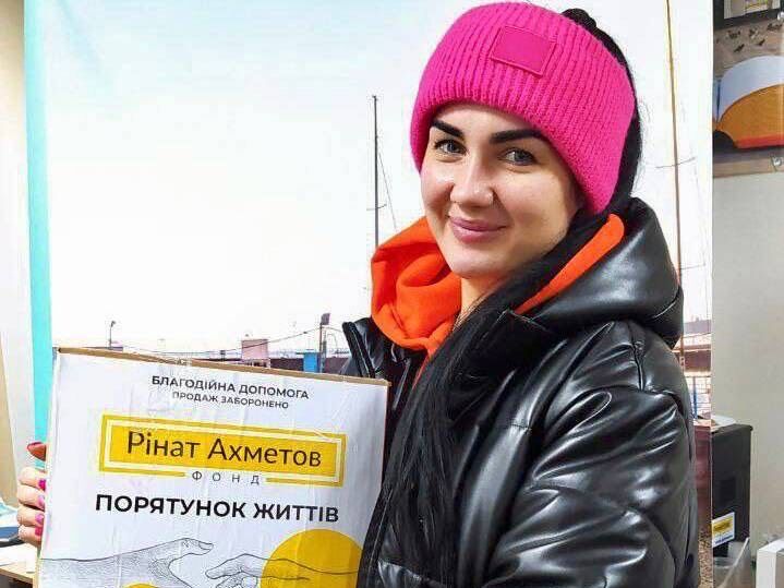 Фонд Рината Ахметова передал гигиенические наборы для мариупольцев в Запорожье