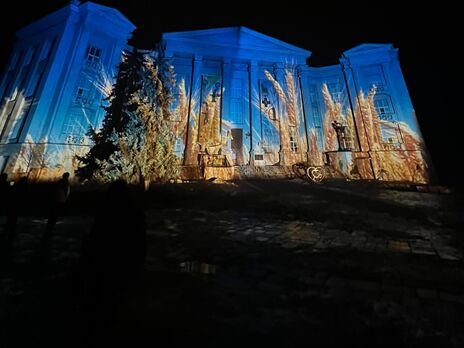 Художник из Швейцарии создал к Рождеству на стенах киевских достопримечательностей световые проекции на украинскую тематику. Видео