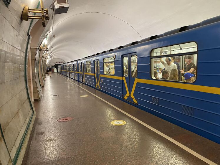 В Киеве пассажир попал под поезд метро, движение по красной линии ограничено