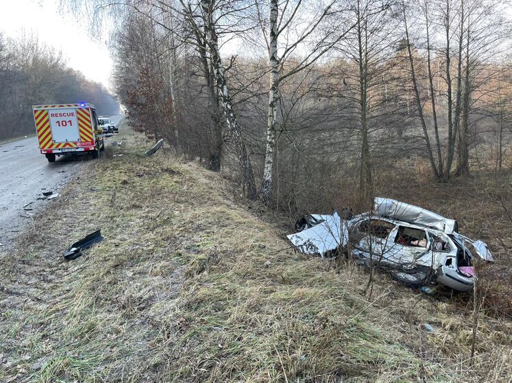 В Винницкой области в ДТП с легковым автомобилем и автобусом погибли два человека, в том числе ребенок – полиция
